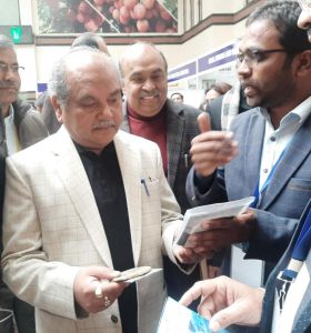 Meeting-of-IGKV-R-ABI-incubated-startup-Mr-Yogesh-Sonkar-with-Honble-Union-Agricultural-minister-Mr.-Narendra-Singh-Tomar-at-National-Consultative-Workshop-New-Delhi.