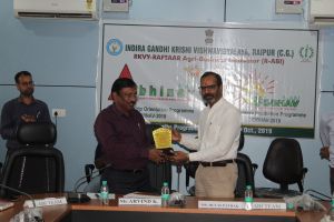 Mr-Arvind-Khaparde-DGM-NABARD-Raipur-felicitated-by-Dr-Hulas-Pathak-PI-CEO-RABI-igkv